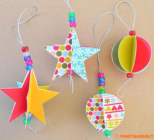 Bambini Che Giocano Con Palline Colorate