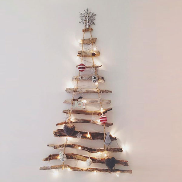 Come creare un albero di Natale da parete fai da te con rametti ritorti
