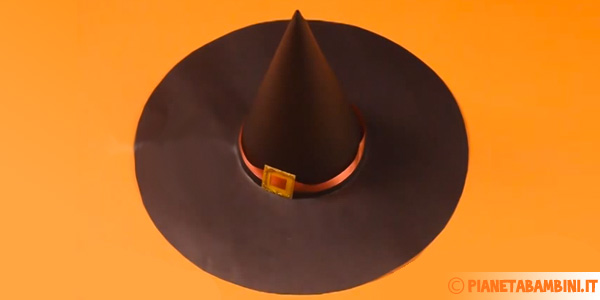 Tutorial alla creazione del cappello da strega di cartoncino per bambini