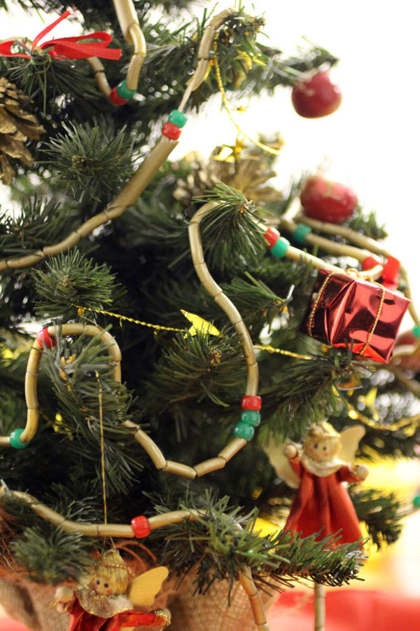 Decorare l'albero di Natale con la pasta