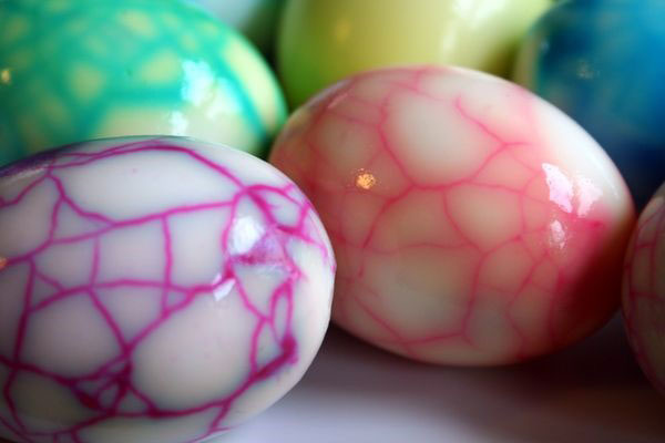 Come creare uova marmorizzate colorate