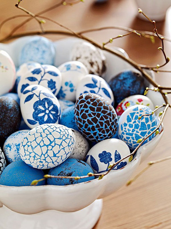 Uova di Pasqua decorate nelle tonalità del blu con fiori e mosaici