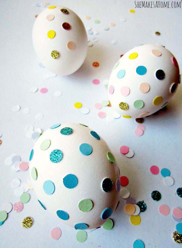 Uova di Pasqua decorate con coriandoli colorati