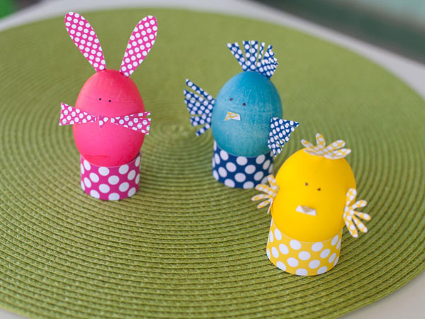 Uova di Pasqua decorate con cartoncini