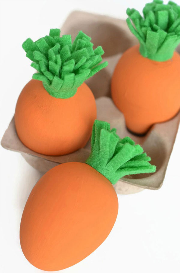 Uova di Pasqua decorate a forma di carota