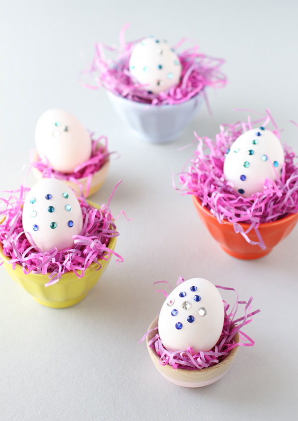 Uova di Pasqua decorate con brillantini