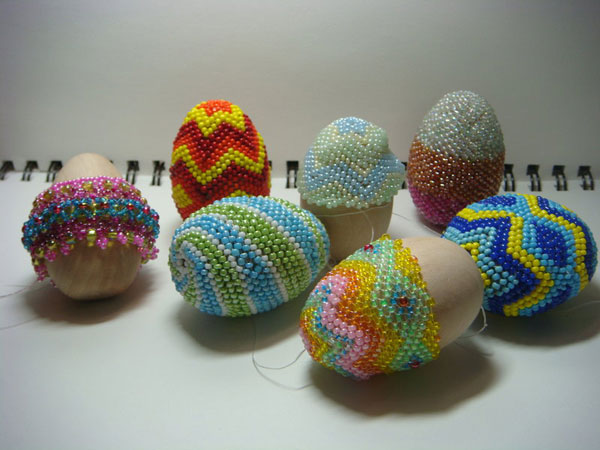 Uova di Pasqua decorate con perline