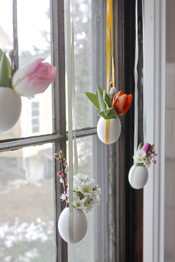 Uova di Pasqua decorate con fiori e nastrini