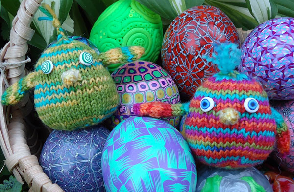 Uova di Pasqua decorate con la lana