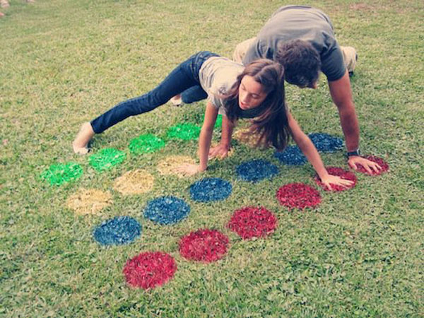 Il gioco del twister sul prato