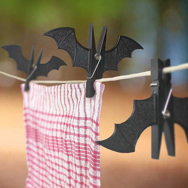 Pipistrelli con mollette di legno