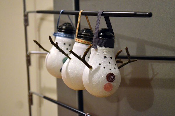 Pupazzo di neve con lampadine usate n.01