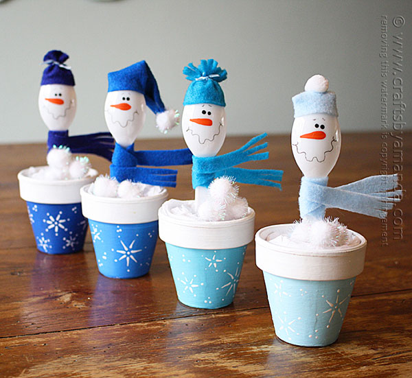 Come creare dei pupazzi di neve con cucchiaini di plastica e vasetti di terracotta