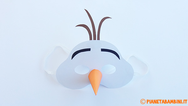 Maschera di Olaf creata con cartoncino e nastrino