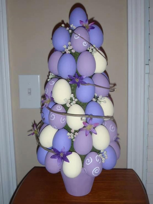 Albero di Pasqua con uova colorate