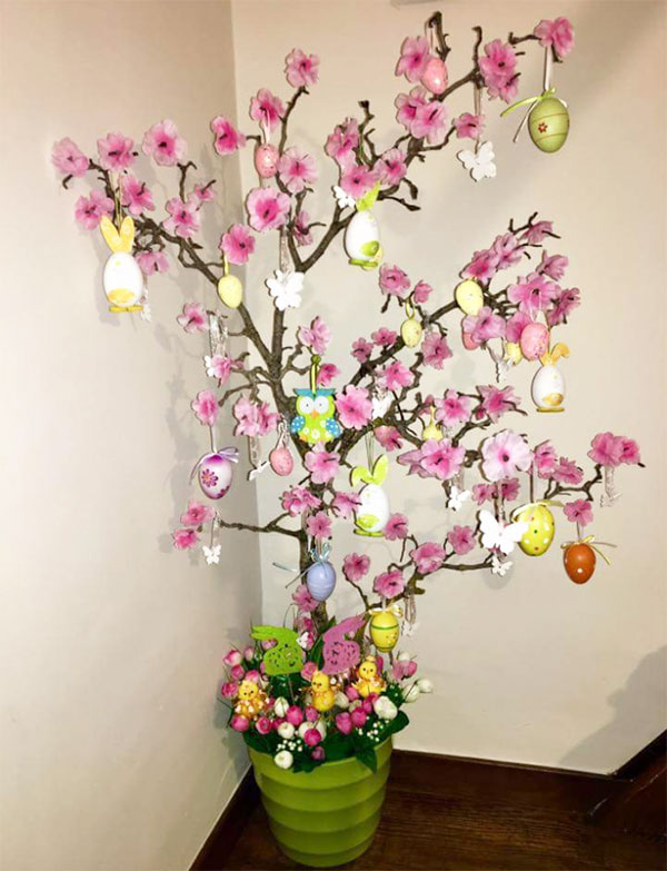 Albero di Pasqua con rami di pesco