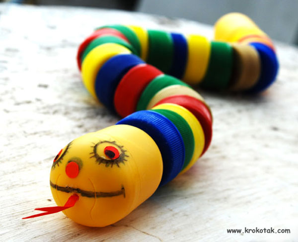 Come creare un serpente con tappi di plastica