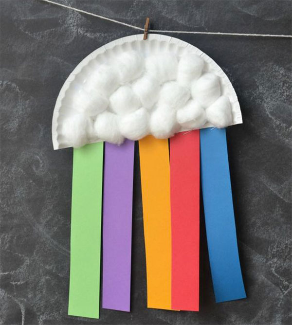 Arcobaleno creato con piatti di plastica o carta