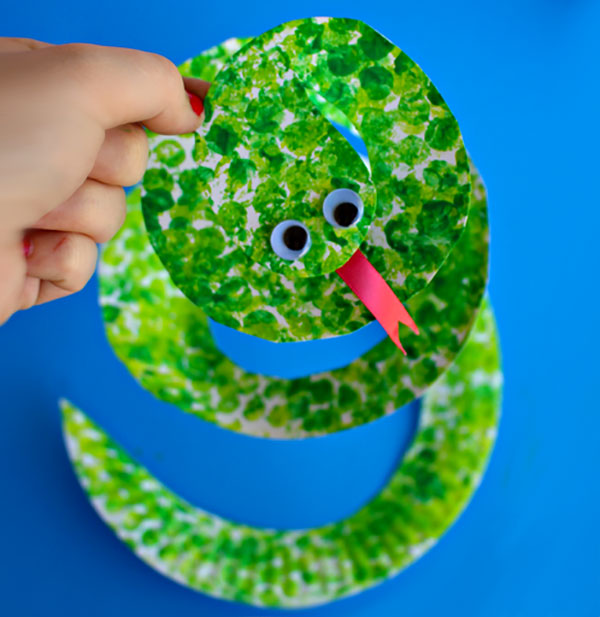 Serpente creato con piatti di plastica o carta