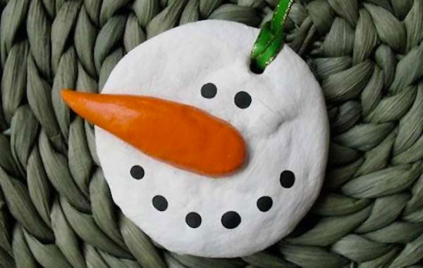 Volto del pupazzo di neve in pasta di sale come decorazione natalizia