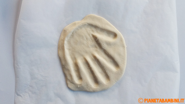 Impronta della mano sulla pasta di sale per creare il volto di Babbo Natale