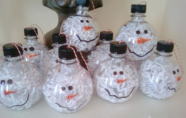 Pupazzi di neve creati con bottiglie di plastica piccole da usare come decorazioni