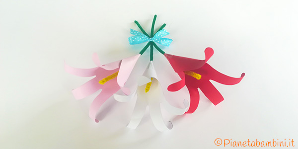 Come creare dei fiori di carta con l'impronta delle mani