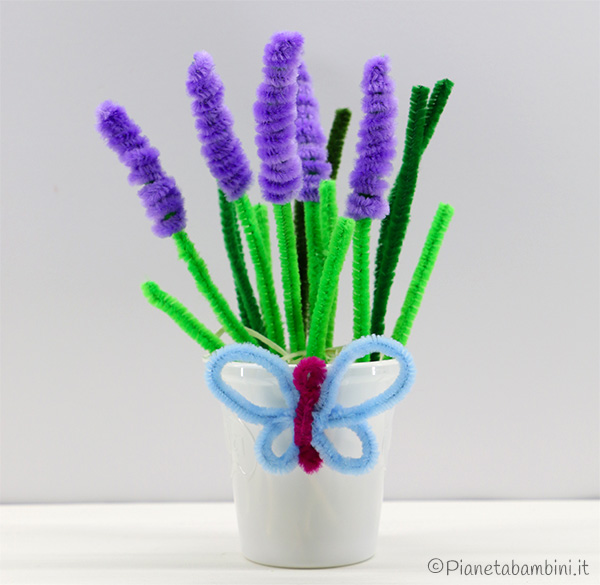 Fiore giacinto con scovolini colorati