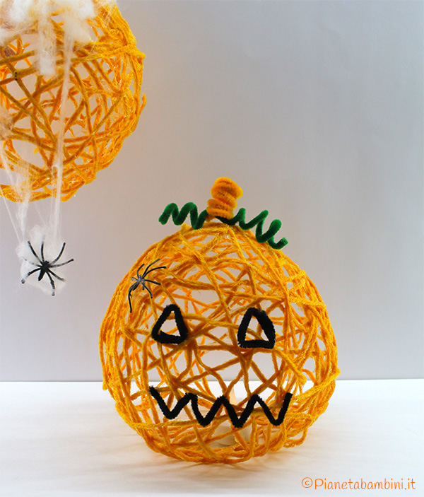 Zucca di Halloween con filo e palloncino