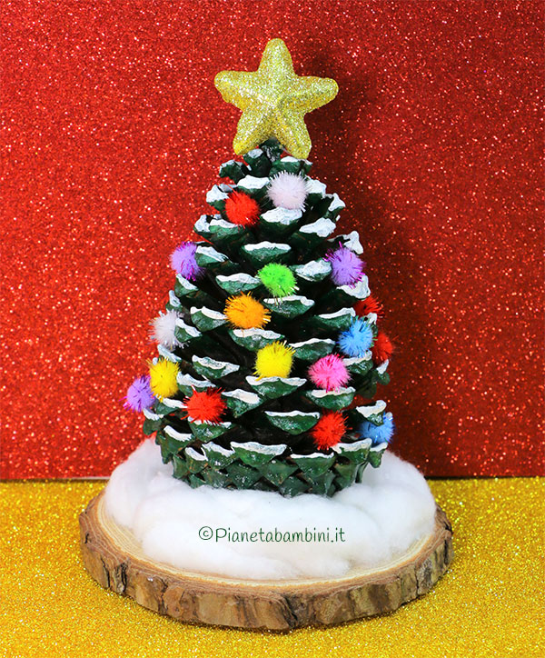 Idee albero di Natale con pigna e ovatta