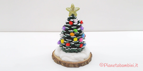 Lavoretto albero di Natale con pigna e disco di legno