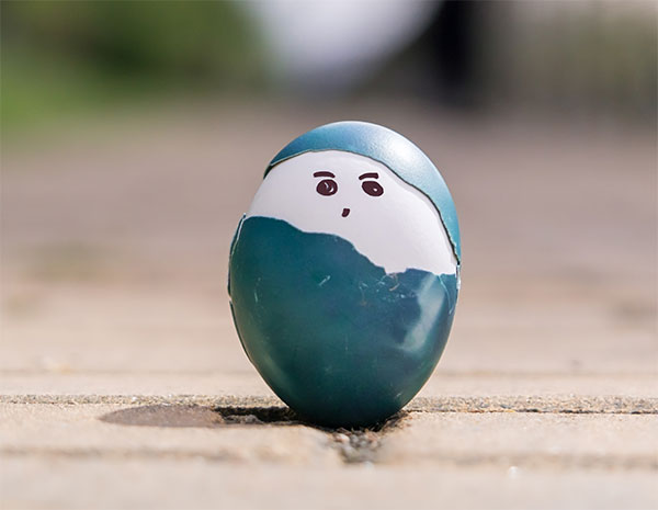 Uova di Pasqua decorate con doppio guscio