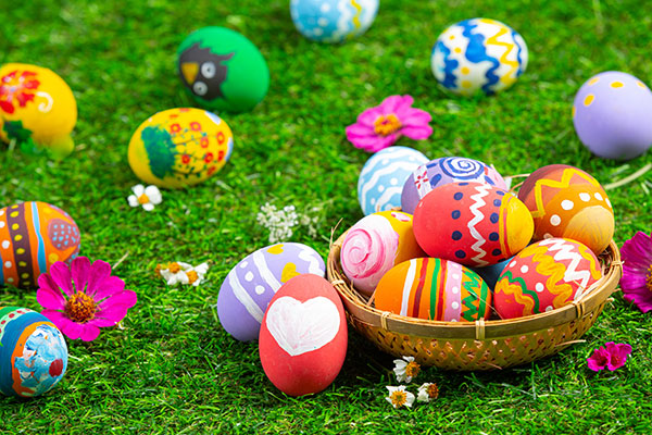 Uova di Pasqua decorate con tanti disegni