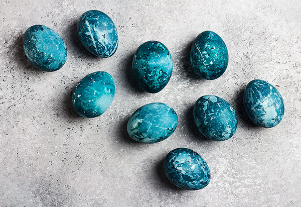 Uova di Pasqua decorate con sfondo blu