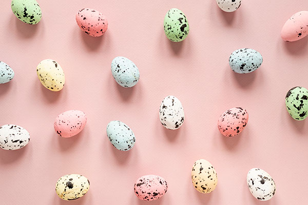Uova di Pasqua decorate con schizzi di pittura