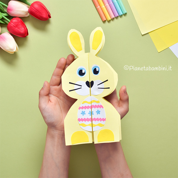 Lavoretto di Pasqua per bambini il coniglietto augurale di cartoncino