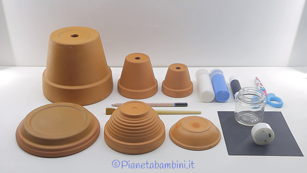 Occorrente per la creazione del faro con vasetti di terracotta