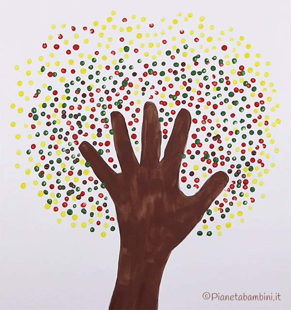 Lavoretto albero autunnale con impronta della mano e puntini colorati