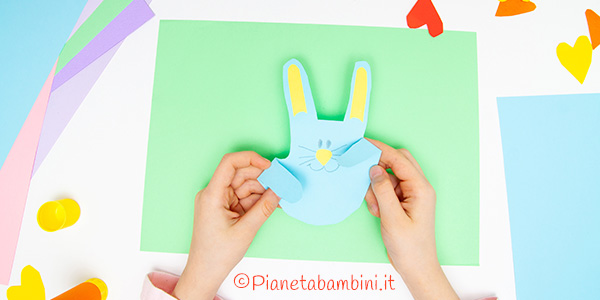 Lavoretto di Pasqua coniglietto con impronta della mano per la scuola dell'infanzia