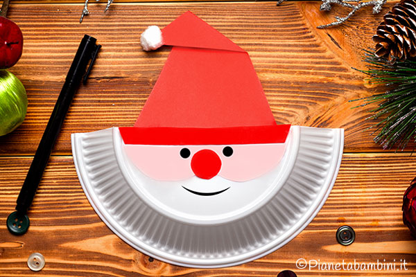 Lavoretto Babbo Natale con piatti di plastica 