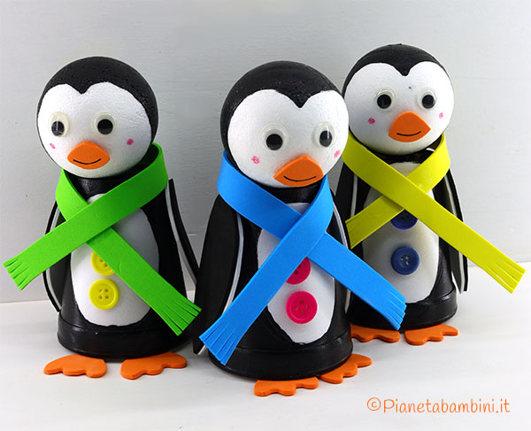 Lavoretto  per bambini pinguini con bicchieri termici e sfere di polistirolo