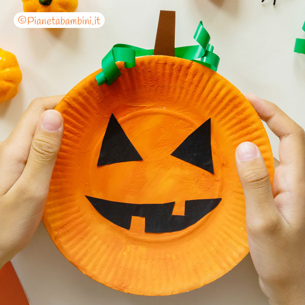 Zucca di Halloween con piatto di carta e cartoncini colorati