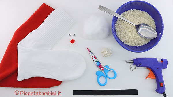 Occorrente per creare Babbo Natale con calzino e riso