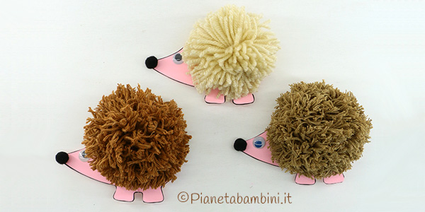 Lavoretto ricci con pon pon di lana per bambini