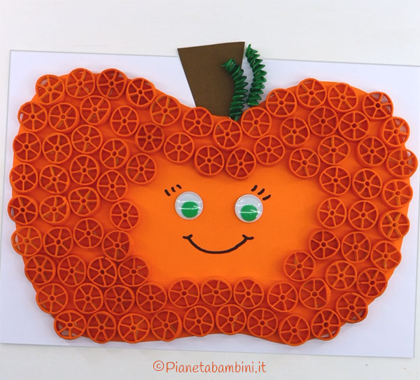 Zucca di Halloween con pasta cruda per bambini