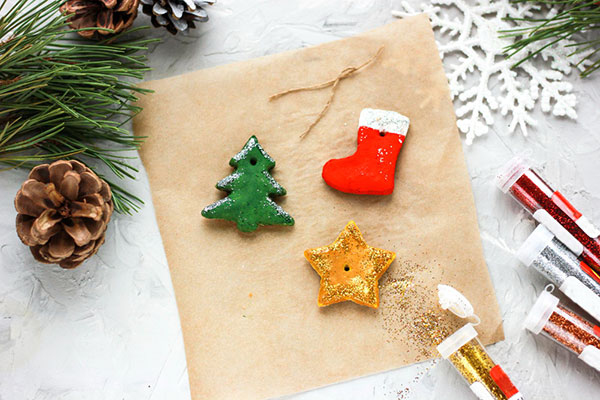 Decorazioni per l'albero di Natale con il DAS Decorazioni per l'albero di Natale realizzate con il DAS