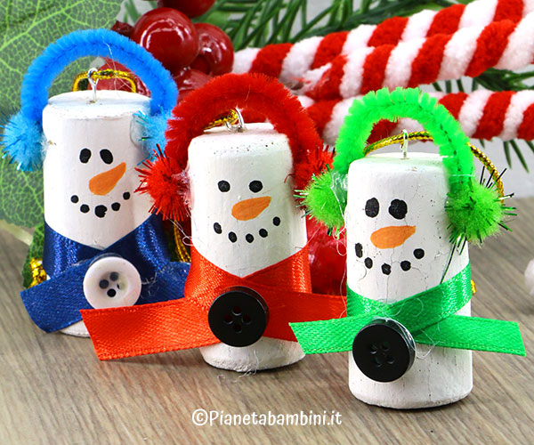 Pupazzi di neve con tappi di sughero Tutorial pupazzi di neve con tappi di sughero