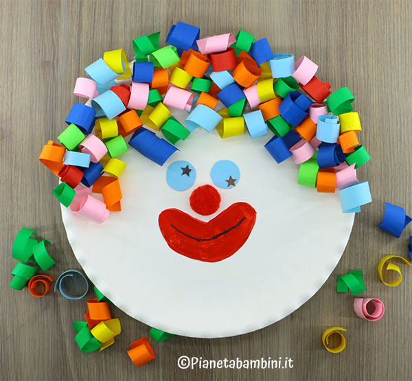 Lavoretto di Carnevale pagliaccio con piatto di carta