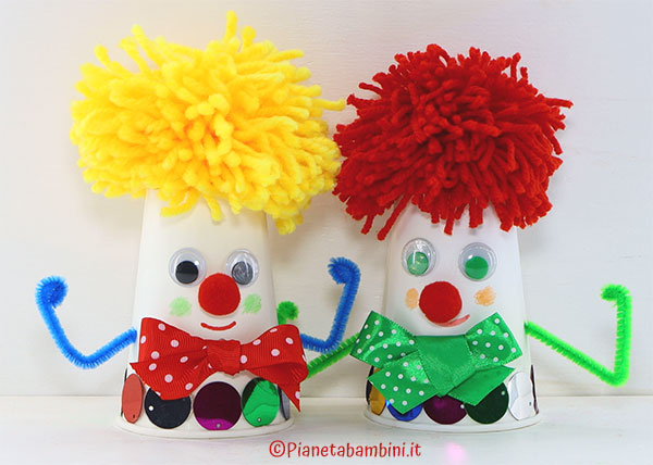 Lavoretto di Carnevale pagliacci con bicchieri di carta