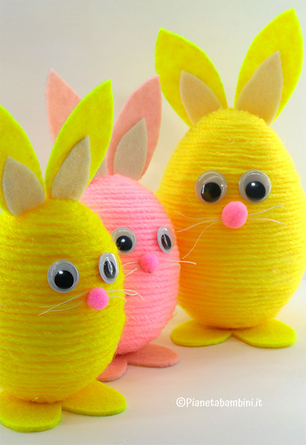 Coniglietti con uova e filo di lana Coniglietti con uova e filo di lana come lavoretto di Pasqua
